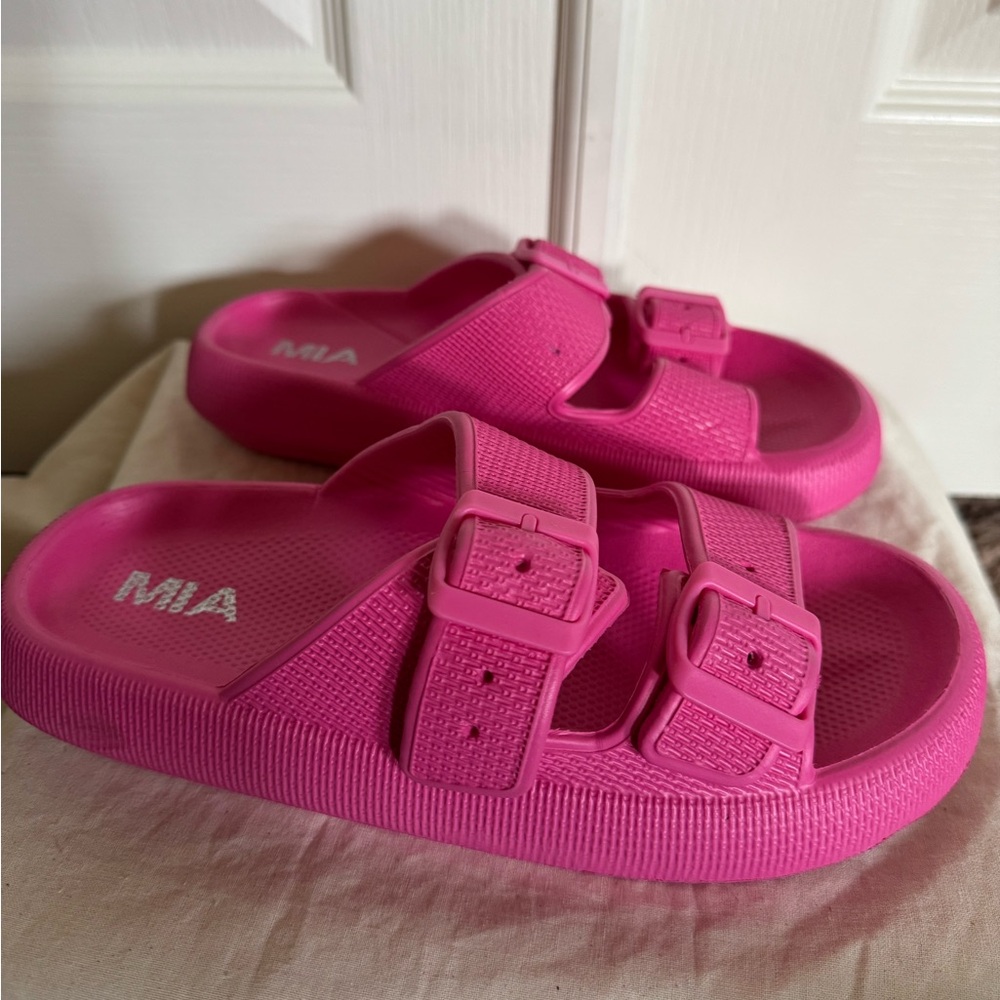 New. Women’s MIA Hot Pink Rubber Sandals Size 7